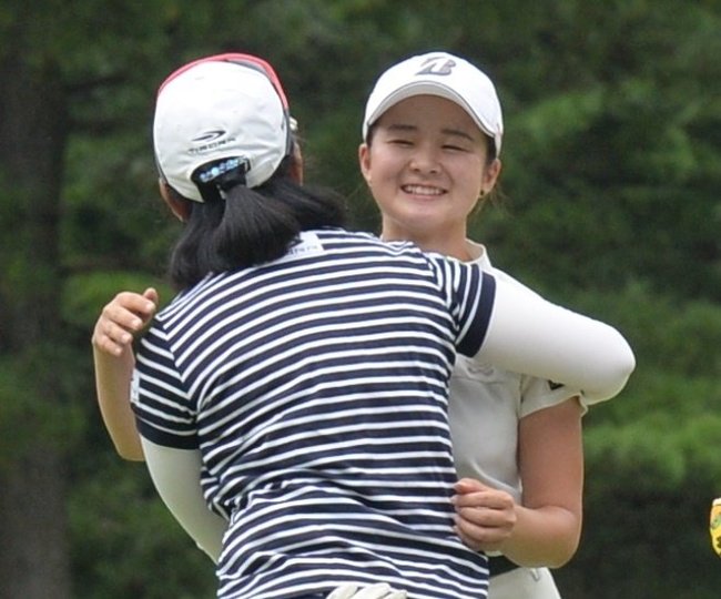 優勝を決め、祝福を受ける川崎春花
