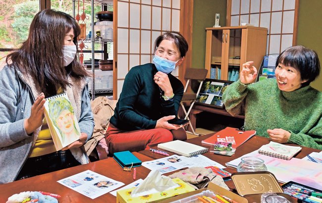 描き上げた作品について話す参加者と福留信子さん（右）＝鳥取県大山町退休寺、退休寺