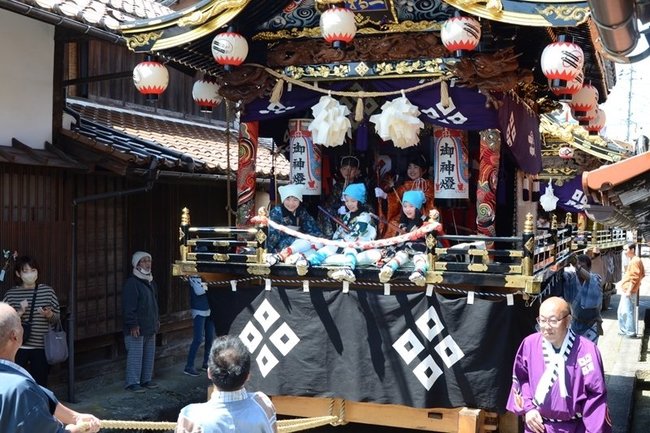 「鷹匠（たかじょう）」や「随神（ずいじん）」の姿の子どもが愛きょうを振りまく「二轉門（にてんもん）」の屋台＝鳥取市鹿野町鹿野