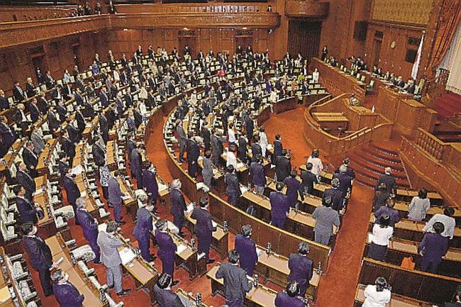 ドメスティック・バイオレンス（ＤＶ）防止法改正案を可決した参院本会議＝７日午後