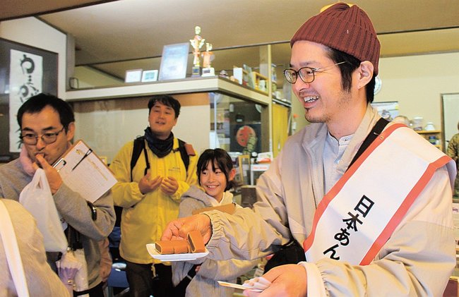 「あんこ旅」で源氏巻を試食する参加者=島根県津和野町後田