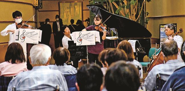 入院患者を前に演奏する医師や看護師＝松江市乃白町、市立病院