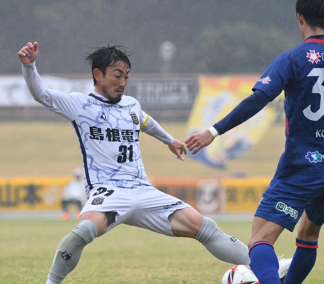 【ＦＣ神楽しまね―奈良クラブ】前半、ＦＣ神楽しまねのＭＦ田平謙（左）が相手と競り合う‖奈良市、ロートフィールド奈良