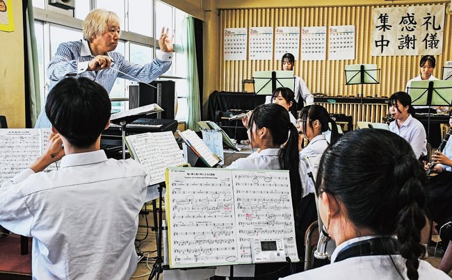 コンクール課題曲の指揮をし、指導する西村友さん（左）＝松江市西川津町、松江二中