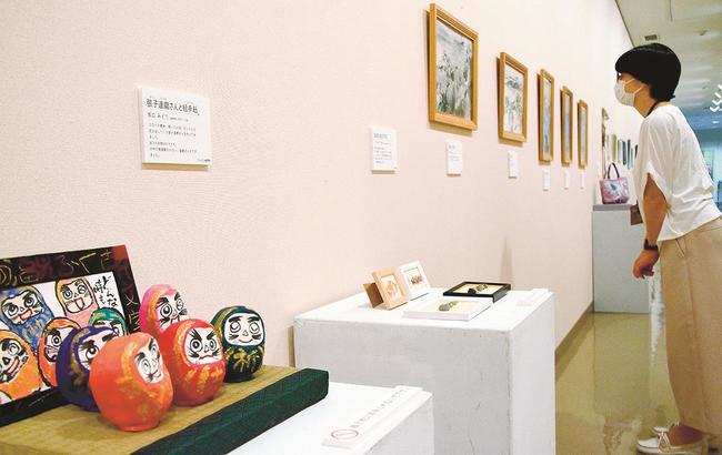 出品者が趣向を凝らした40㌢四方までの作品が並ぶ会場=浜田市三隅町古市場、石正美術館