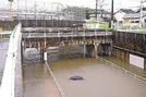 大雨でアンダーパスに水没した車＝９日、出雲市斐川町直江
