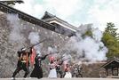 迫力ある演武を披露する鉄炮隊のメンバー＝松江市殿町、松江城馬溜