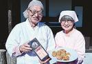 ハンザケ饅頭を販売する神田恵介さん（左）、一恵さん夫妻＝島根県邑南町井原、為田屋