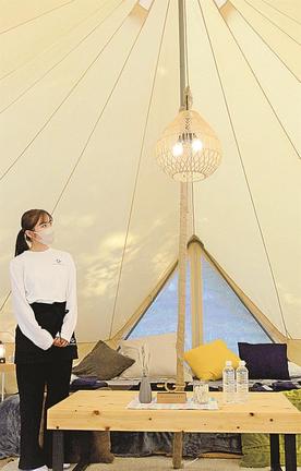 シンプルながら豪華さが感じられるよう工夫されたテント内＝大田市三瓶町