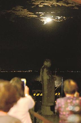宍道湖上の雲間に現れた月＝出雲市園町、倉留寺から撮影