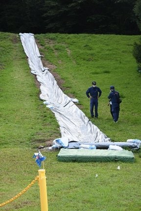 事故現場のウォータースライダーの見分をする捜査関係者＝２４日午後５時４２分、島根県邑南町市木、瑞穂ハイランド