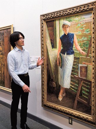 矢田清四郎の「窓ぎわ」を紹介する藤原雄高学芸員＝出雲市浜町、出雲文化伝承館