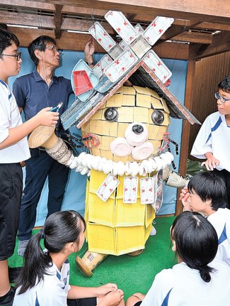 一式飾りで「しまねっこ」を作り上げた生徒たち＝出雲市斐川町直江、直江一式飾り館