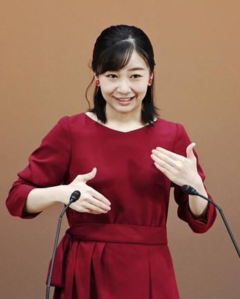 全国高校生手話パフォーマンス甲子園の開会式で、手話を交えてあいさつされる秋篠宮家の次女佳子さま＝９月２５日、倉吉市駄経寺町の倉吉未来中心