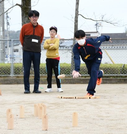 モルックを楽しむ参加者＝浜田市黒川町、市民ふれあい広場