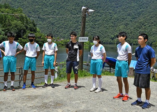 コーチの話を聞く河村大樹さん（中央）たち邑智中カヌー部員