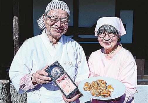 ハンザケ饅頭を販売する神田恵介さん（左）、一恵さん夫妻＝島根県邑南町井原、為田屋