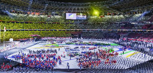 パラリンピックの開会式。小林さんは選手を座席へ誘導した＝２４日夜、国立競技場