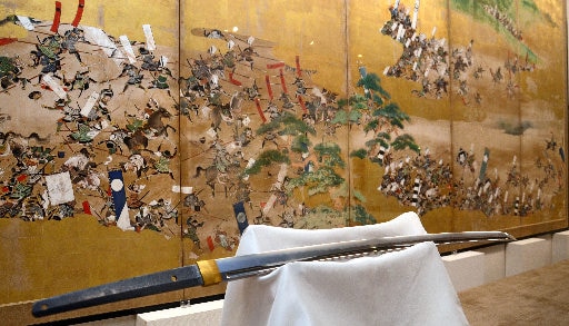 川中島合戦図屏風の前に展示された虎徹の刀＝出雲市浜町、出雲文化伝承館