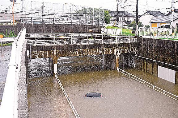 大雨でアンダーパスに水没した車＝９日、出雲市斐川町直江