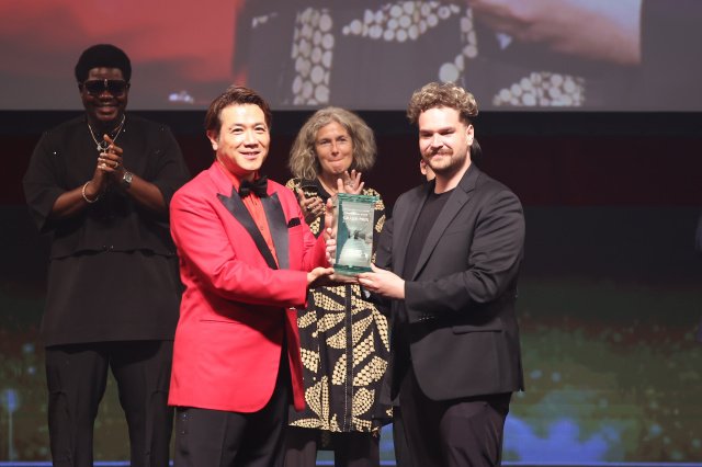 別所哲也(左)(2025映画祭アワードセレモニー)