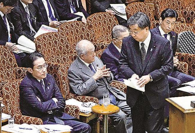 参院予算委で腕組みする岸田文雄首相（左端）。右手前は松野博一官房長官、右奥は西村康稔経産相＝８日