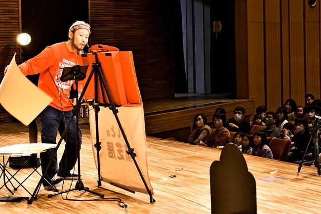 昨年のクリスマスこども大会。紙芝居を楽しむ子どもたち=2024年12月、松江市殿町・県民会館