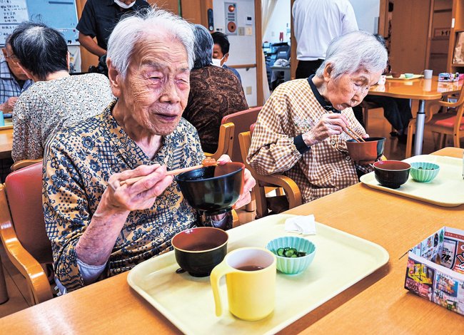 浜田産のアナゴ丼を味わう利用者＝浜田市相生町、あいおいの家