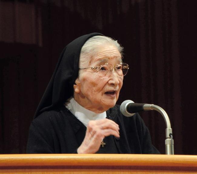 松徳学院６０周年記念講演会で、「置かれたところで咲く」と題して講演する渡辺和子さん＝２０１６年１０月、松江市西津田６丁目のプラバホール