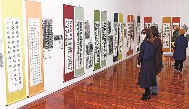 書道作品に見入る来場者＝益田市有明町、島根県芸術文化センター・グラントワ