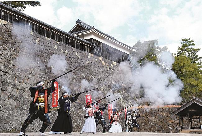 迫力ある演武を披露する鉄炮隊のメンバー＝松江市殿町、松江城馬溜