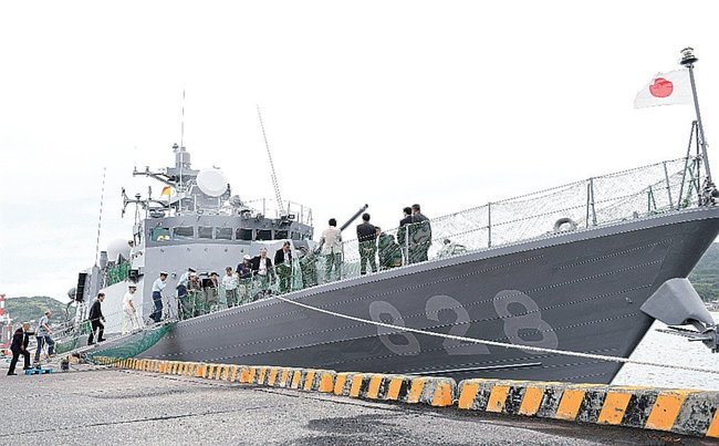 浜田港に寄港した海上自衛隊のミサイル艇「うみたか」＝浜田市長浜町、浜田港長浜埠頭