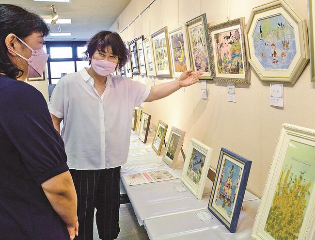 生徒の押し花作品を紹介する野々村美百紀さん（右）＝松江市東朝日町、中国電力ふれあいホール