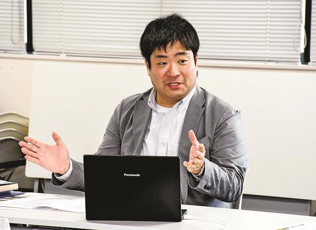 墓の移転について持ち主に誠意を持って相談すべきだと語る西村光正副住職＝島根県隠岐の島町下西、町役場