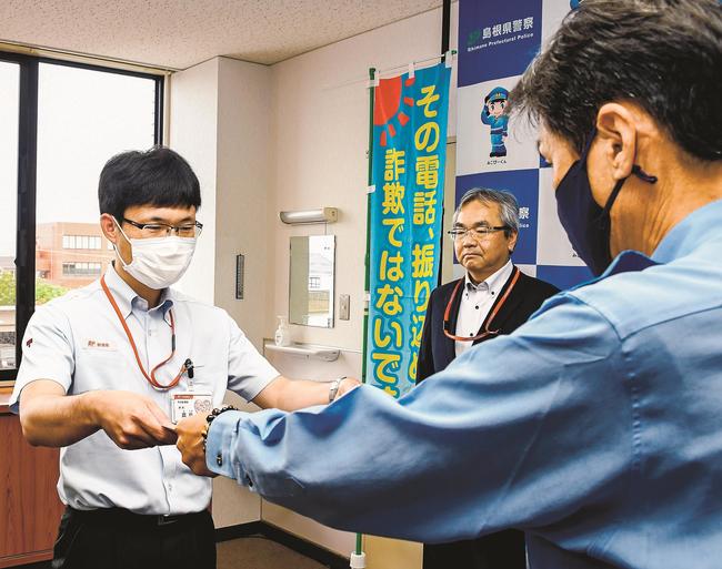 三浦祐明署長（右）から感謝状を受け取る真島啓課長＝出雲市塩冶有原町２丁目、出雲署