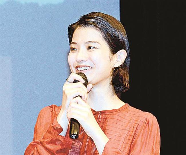 舞台であいさつする主人公カンナ役の蒔田彩珠さん＝出雲市大社町杵築南、大社文化プレイスうらら館