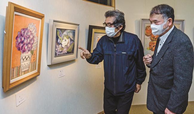 来場者と作品について語り合う大森幹雄さん（右）＝出雲市西平田町、ぎゃらりーＨａｎｄ＆Ｈａｎｄ