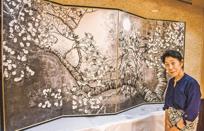 墨の濃淡で夜桜の美しさを表現した作品「春の宵」と田部美代子さん＝雲南市木次町里方、雲南市木次町里方