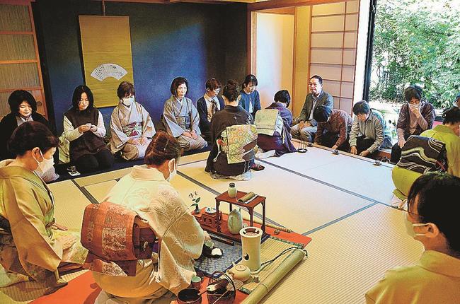 初めて会場となった松江北堀美術館でおもてなしを受ける来場者＝松江市北堀町