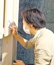 すずさんの家（こうの史代さんの祖父母の家跡）でイノシシよけの落書きをするこうのさん＝広島県内