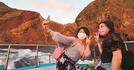 夕日に染まった赤壁の撮影を楽しむ人たち＝島根県知夫村