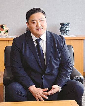 引退相撲を振り返る君ケ浜親方＝松江市殿町、山陰中央新報社