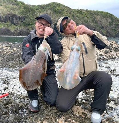木原亮さん（左）と森政陽介さん（辻渡船提供）