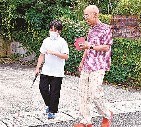 歩行訓練をする永瀬琉生さん＝松江市西浜佐陀町