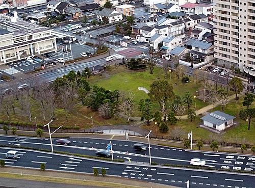 仮設駐車場となる末次公園の芝生広場(中央)。左上が松江市役所本庁舎=松江市末次町