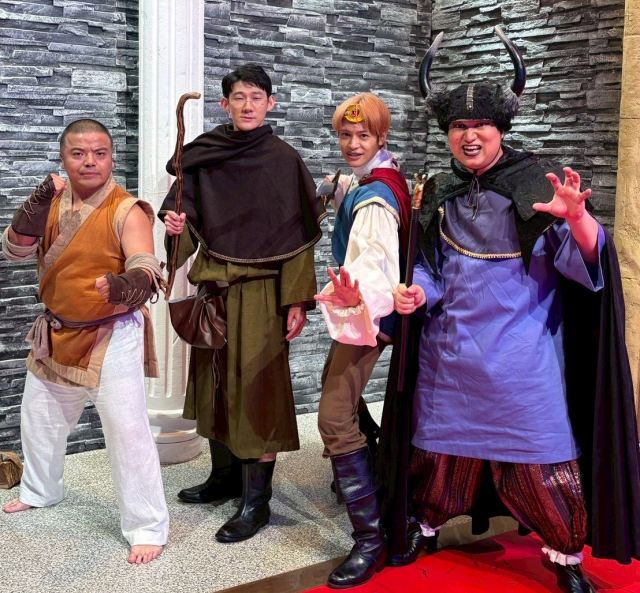 『コント・デ・ンガナ』より(左から)セルライトスパ・大須賀、ロングコートダディ・堂前透、WEST.中間淳太、ロングコートダディ・兎(C)ABCテレビ