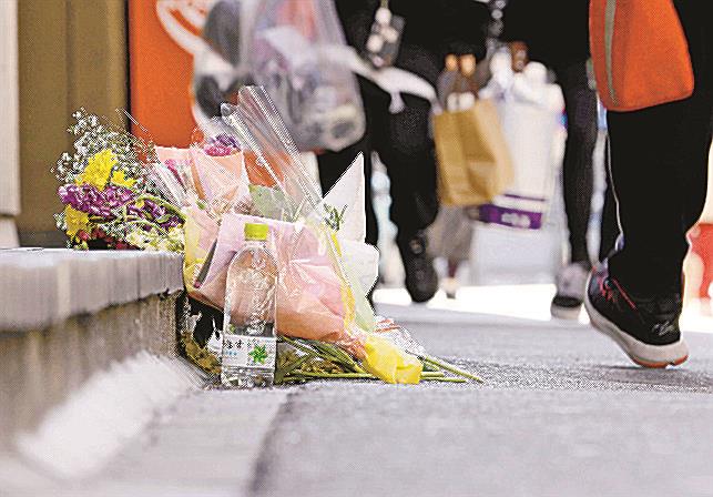 女性会社員が元交際相手の男に刺殺された現場に手向けられた花＝１６日午後、福岡市博多区