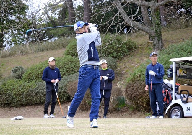 ティーショットを打つ参加者＝出雲市美野町、島根ゴルフ倶楽部