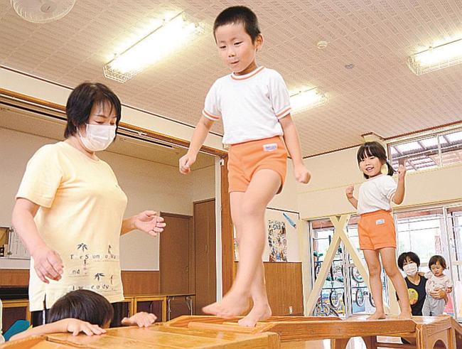 室内遊びをする、おぐに保育園の園児たち。同園は定員割れが続く＝浜田市金城町小国