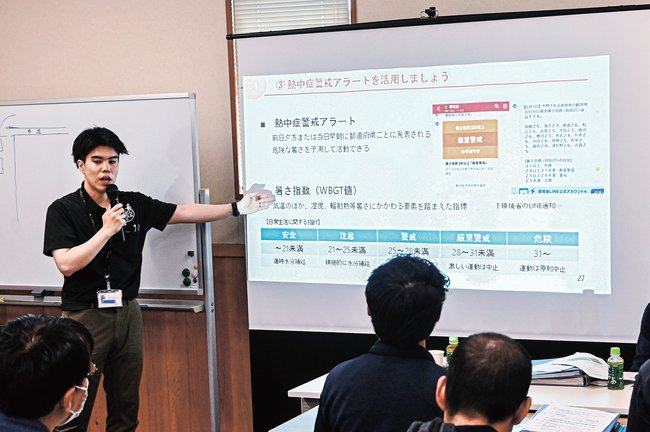 熱中症について説明する保健師＝松江市富士見町、コナンクリーンシステム